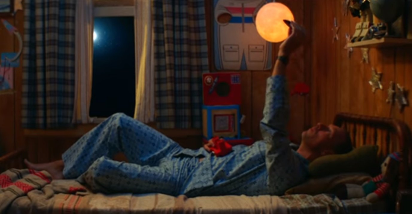 Coldplay retorna à infância no clipe de "Champion Of The World"