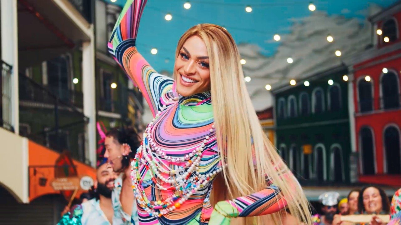 Pabllo Vittar dança ao lado de influencers o hit “Amor de Que” em ritmo de marchinha do “Bloco Casa Comigo”