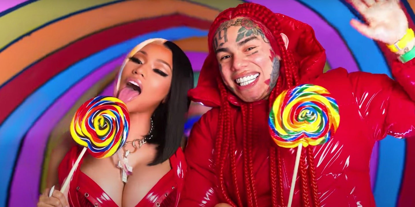 Usando tornozeleira eletrônica, 6ix9ine lança clipe de "Trollz", parceria com Nicki Minaj