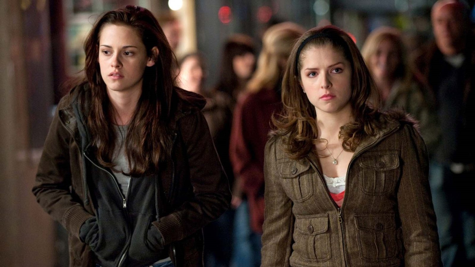 "Foi algo parecido com passar por um evento traumático" afirma Anna Kendrick sobre dias ruins no set do filme "Crepúsculo"