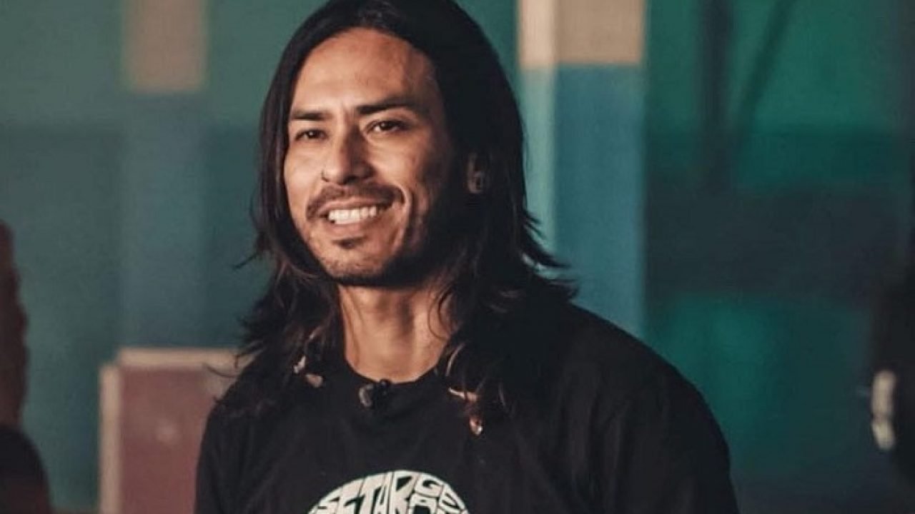 Baterista do CPM22 é afastado após acusação de assédio sexual