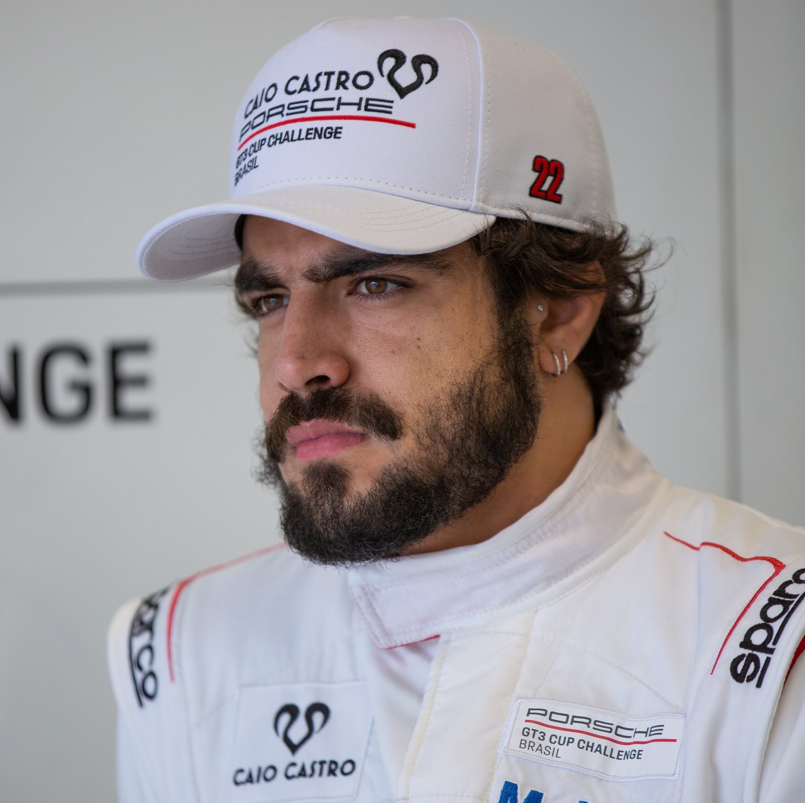 Caio Castro sofre acidente durante treino de automobilismo no Paraná