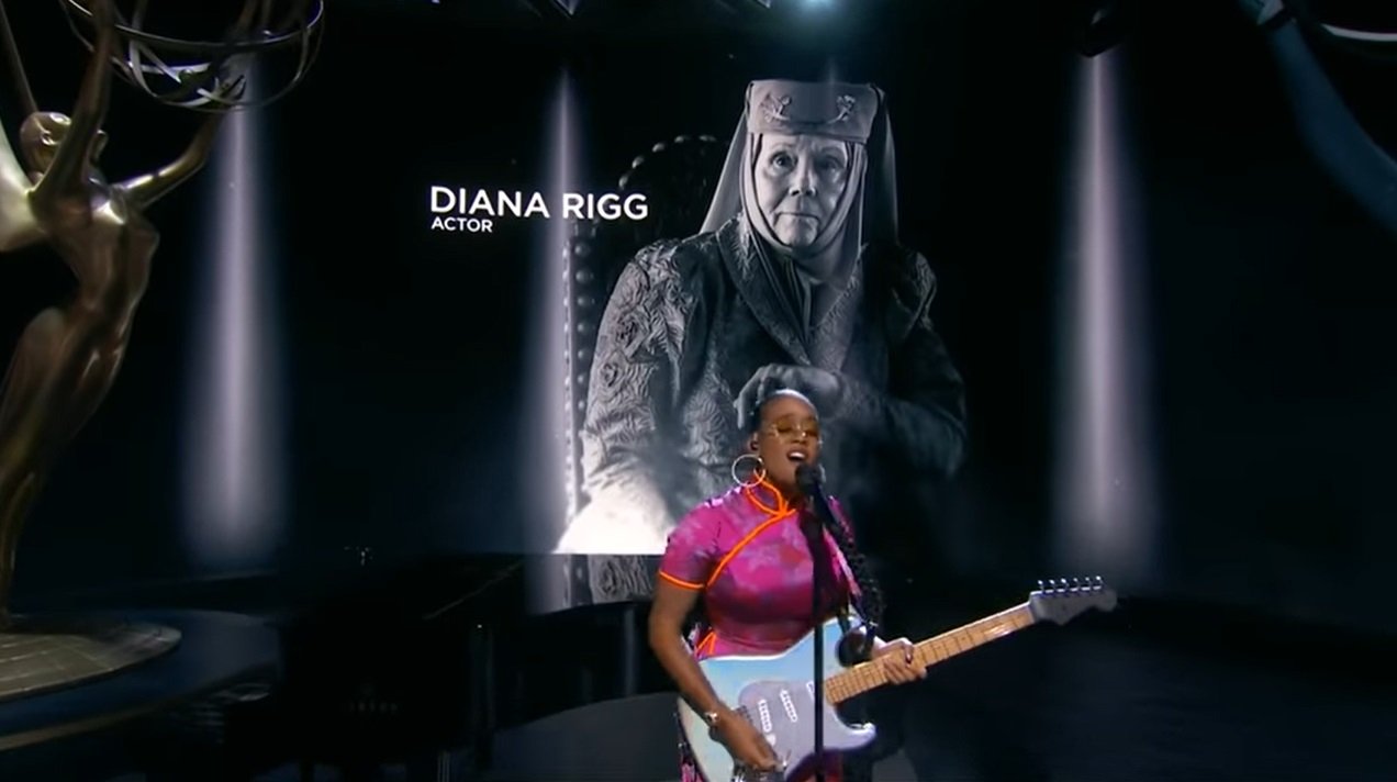 No palco do Emmy, H.E.R. faz performance em homenagem a grandes nomes que morreram no últimos meses