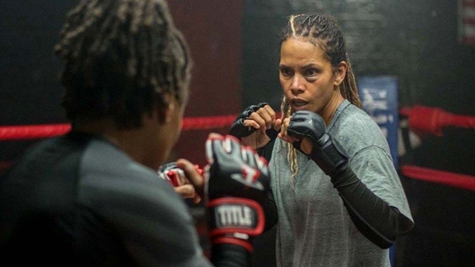 Halle Berry assina contrato milionário para lançamento de filme na Netflix