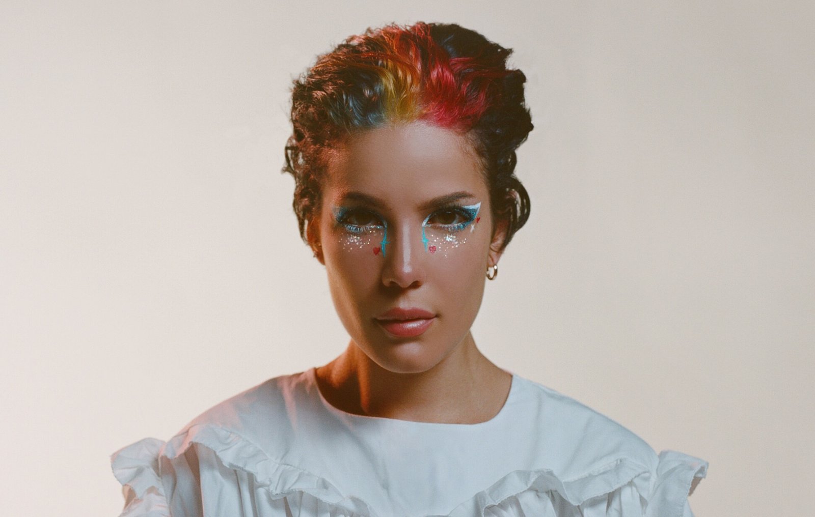Com faixas inéditas, Halsey lança versão deluxe do álbum "Manic"