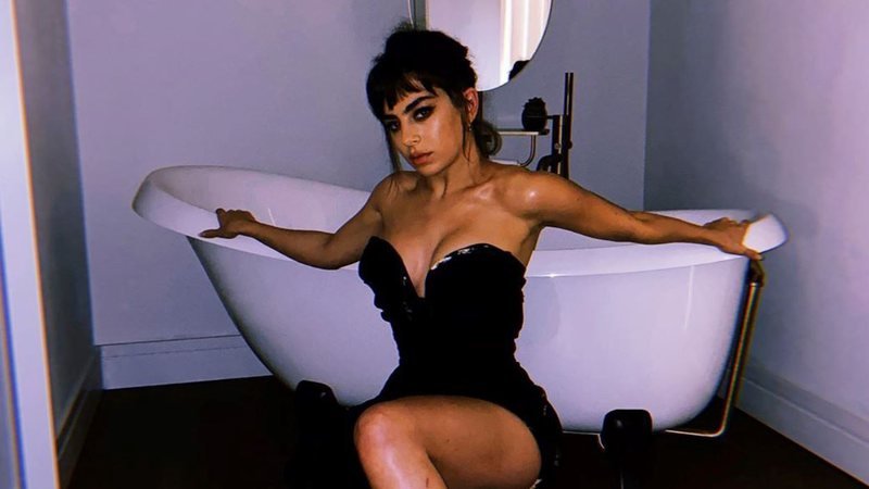 Fã obcecado invade casa de Charli XCX e fica pelado dentro da banheira
