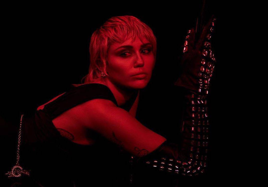 Miley Cyrus confirma Dua Lipa e Billy Idol em seu novo álbum de estúdio