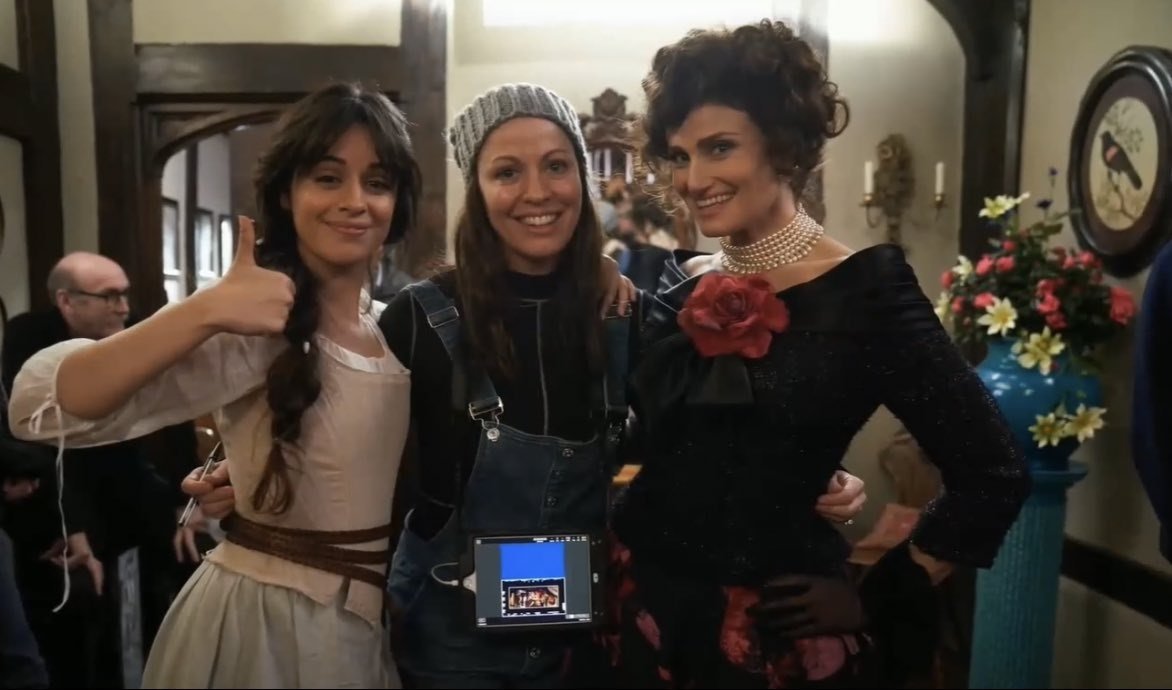 Primeiras imagens de Camila Cabello como "Cinderela" são divulgadas