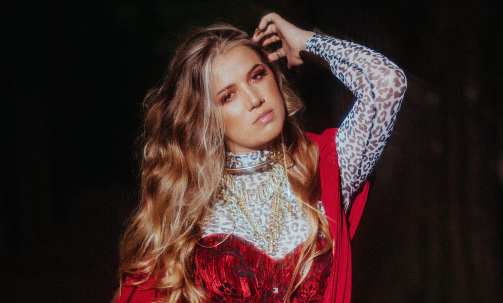 ENTREVISTA | Elana Dara fala sobre nova fase e maturação musical em novo single