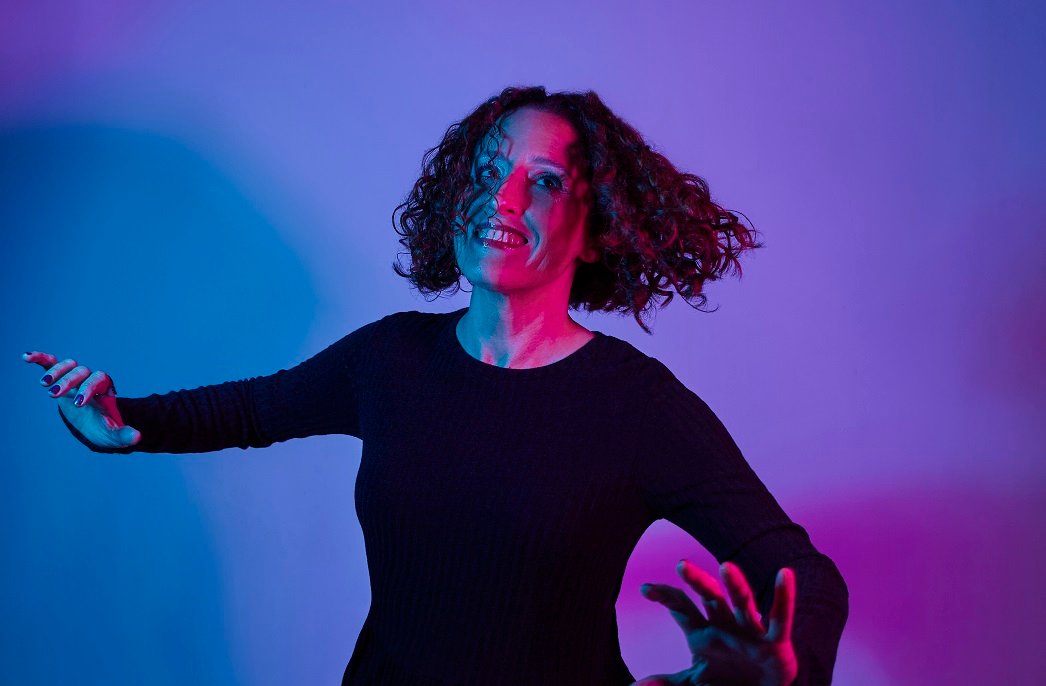 Indicada ao Prêmio POP Mais, Fernanda Porto lança vídeo intimista de "Alma Acústica" em voz e piano
