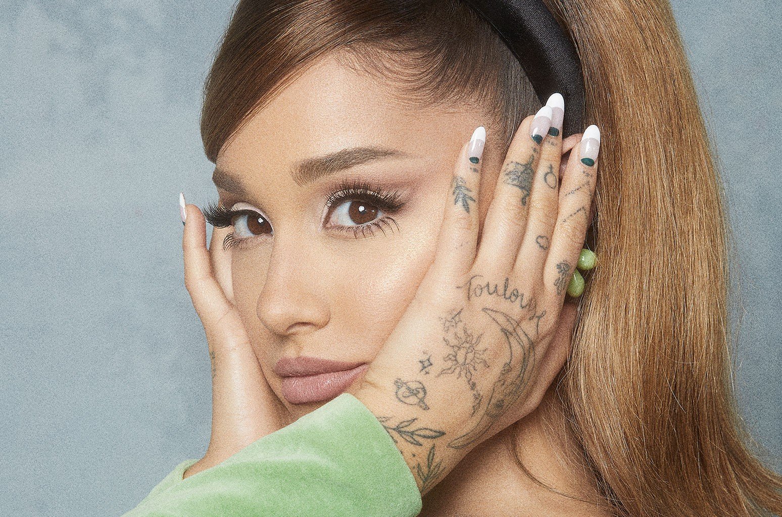 "pov" de Ariana Grande tem crescimento na Apple Music, além de conquistar o top 50 do Spotify Global
