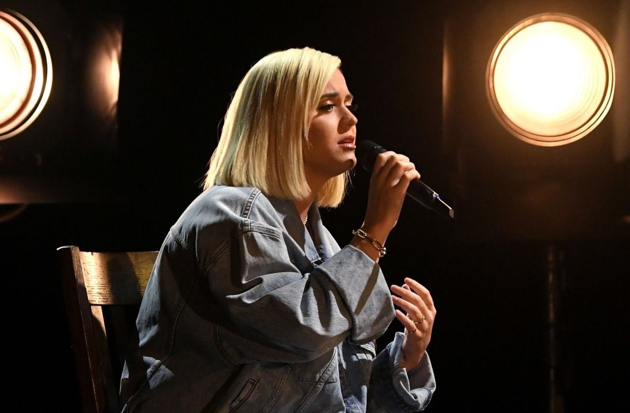 Katy Perry faz performance emocionante de "Only Love" no palco do AMAs