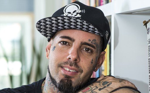 Tico Santa Cruz surge sem roupa em divulgação do novo clipe do Detonautas: "Kit Gay"
