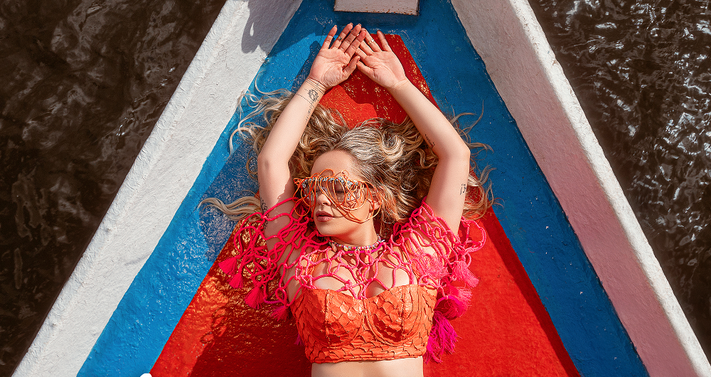 EXCLUSIVO | Saiba tudo sobre "Chama Que Vem", novo single de Lorena Simpson