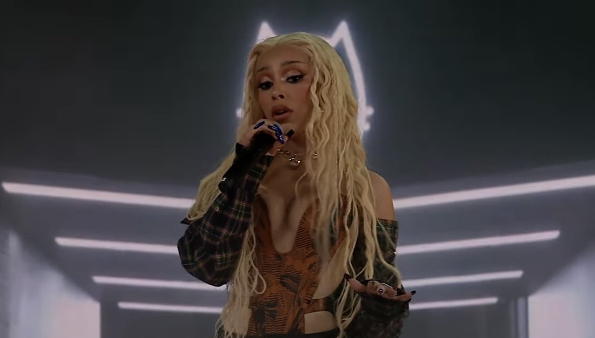 Doja Cat lança especial "Hot Pink Sessions", cheio de coreografias e figurinos