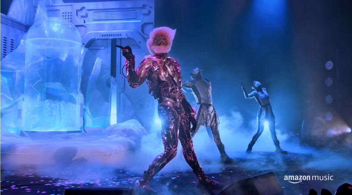 Lil Nas X se joga na coreografia em performance de "HOLIDAY", para especial da Amazon Music