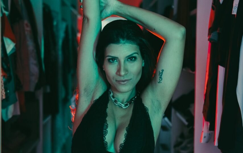 Cantora Gabi faz show intimista neste sábado (12) com banda formada só por mulheres