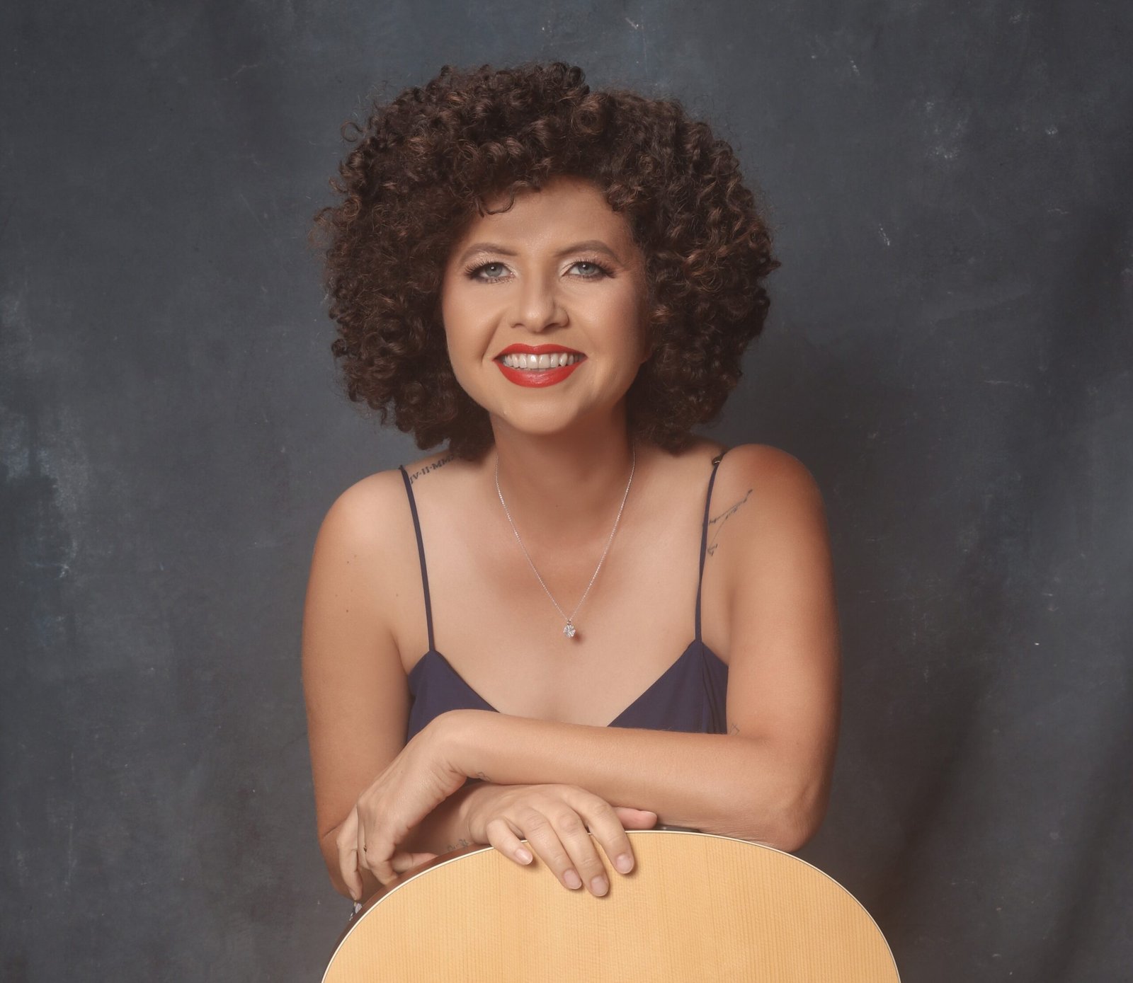 ENTREVISTA | Roberta Campos comenta detalhes sobre seu EP, "Só Conheço O Mar"