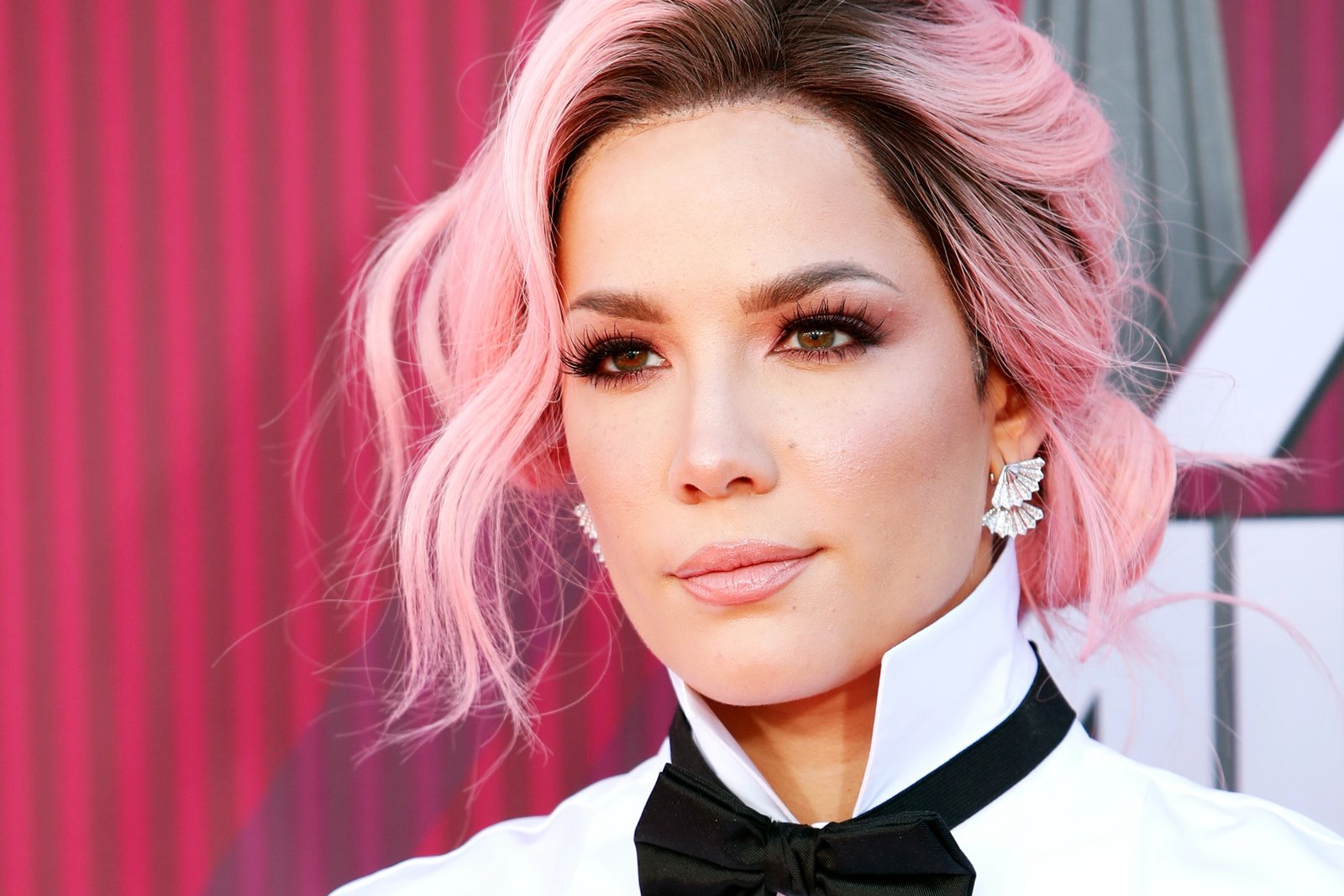 Halsey anuncia lançamento de sua própria linha de maquiagens