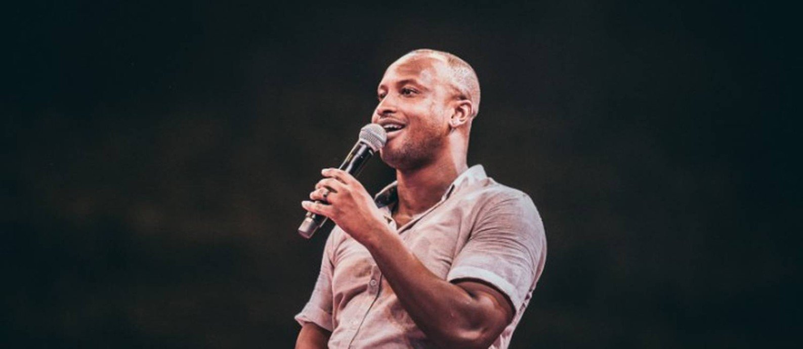 Thiaguinho desabafa em live: “Nunca tive amigos negros na infância”