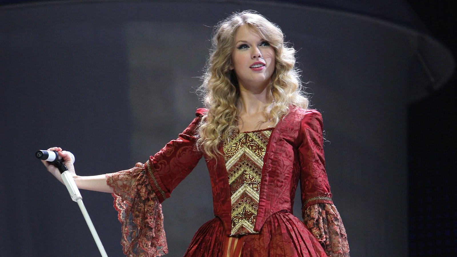 Taylor Swift quebra recordes com regravação de "Love Story"