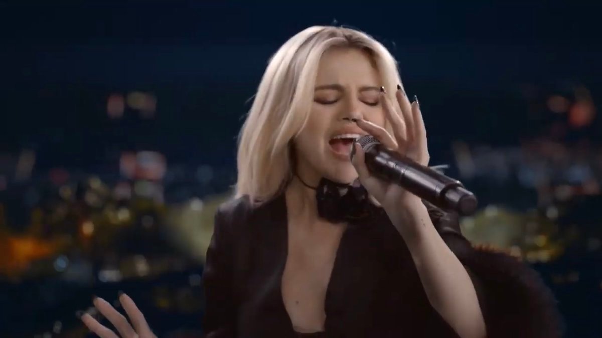 Selena Gomez cantando "Wolves" na final da Champions League - Imagem: Reprodução