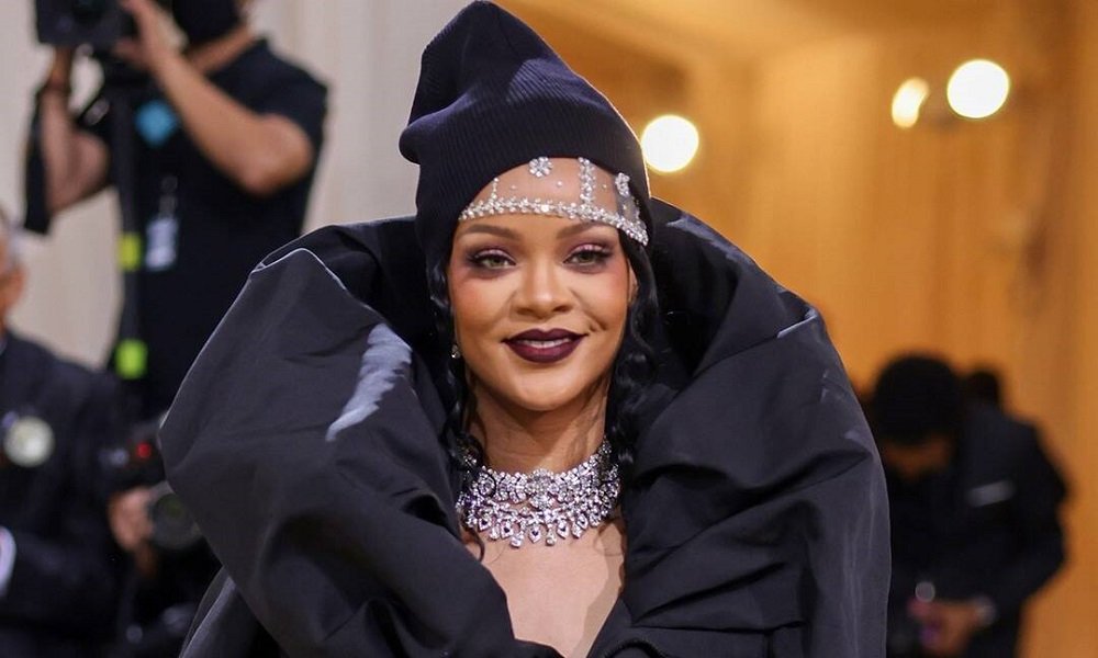 Fotógrafos saem no tapa por foto de Rihanna no MET Gala