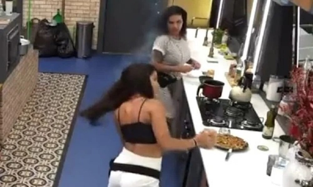 A Fazenda 13: Cabelo de Marina pega fogo