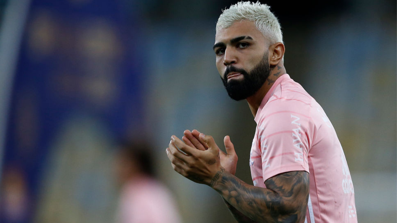 Gabigol destrata fotógrafos em show de Rafael Portugal no Rio