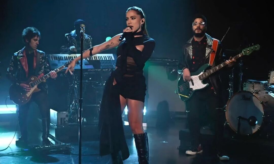 Anitta performa seu novo single, "Boys Don't Cry", no palco do Jimmy Fallon