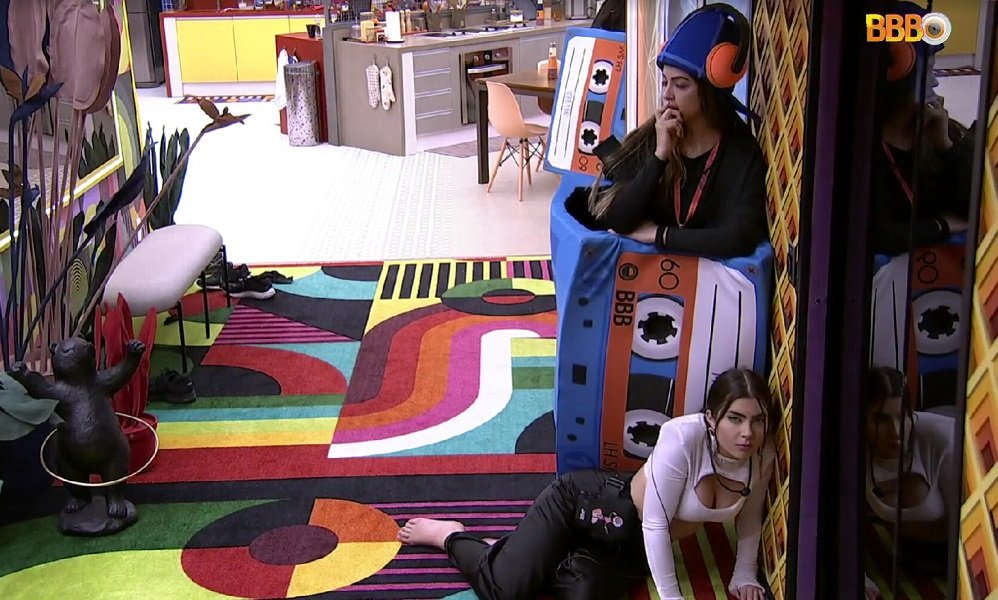 jade picon ouvindo conversa