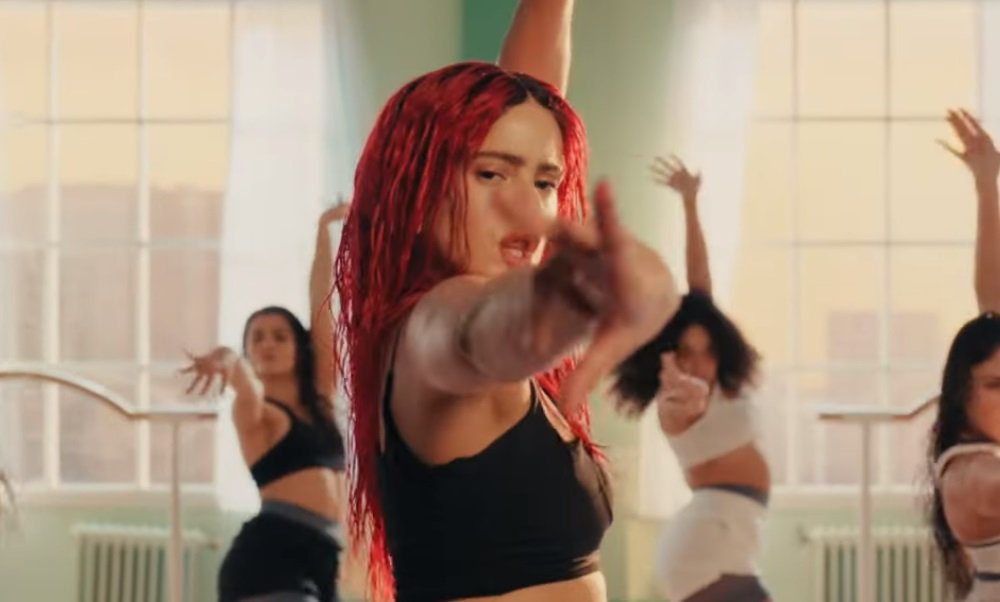 Cheio de coreografia, Rosalía lança clipe de "Chicken Teriyaki"; assista com letra
