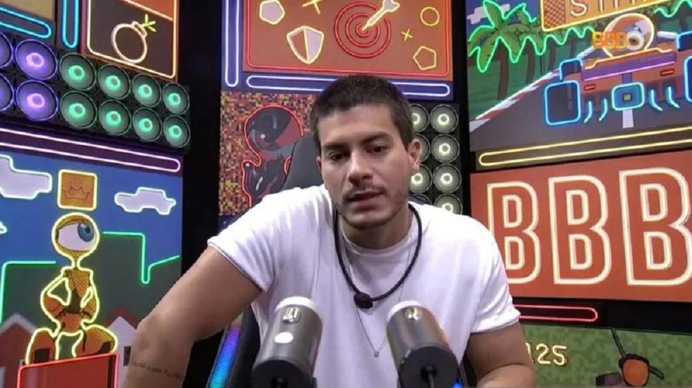Abatido, Arthur Aguiar promete mudança aos fãs