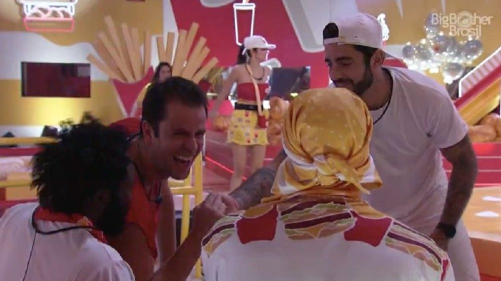gustavo ficaria com paulo andre