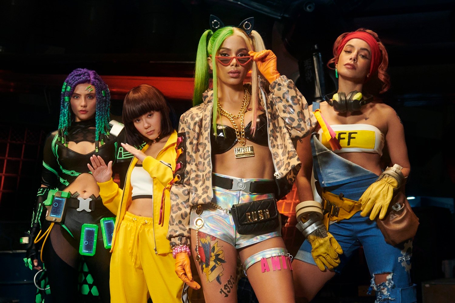 "Tropa": Anitta protagoniza cenas de ação em novo clipe