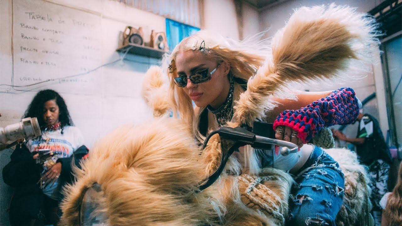 luisa sonza clipe cachorrinhas