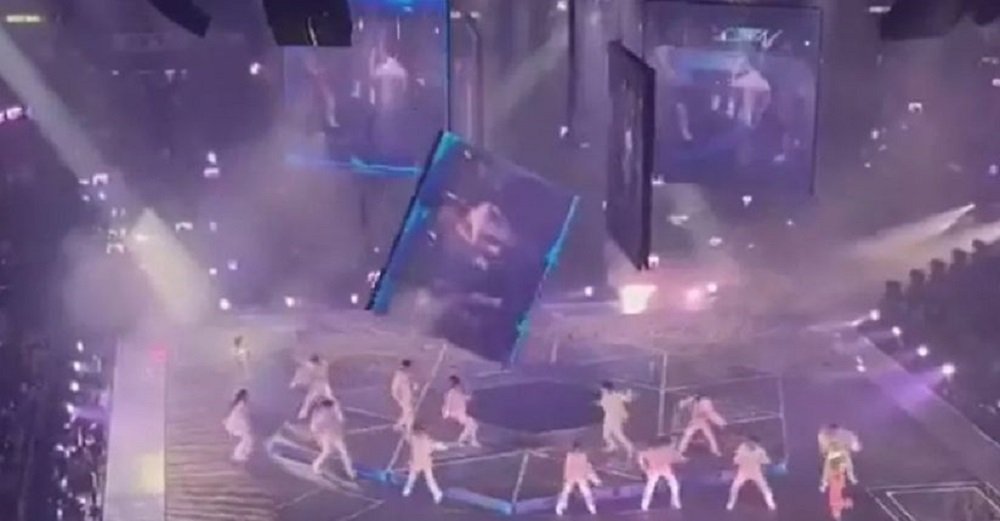 telão cai em cima de boy band MIRROR