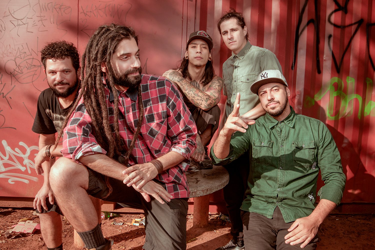 "Os muros não sabem escutar": Bloco do Caos reúne Maneva, Planta & Raiz, GOG e banda argentina em novo álbum