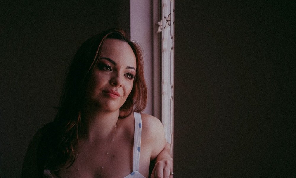 Entrevista: Júlia Freitas lança "Tempo", EP guiado por uma narrativa promissora de autoconhecimento e reflexão