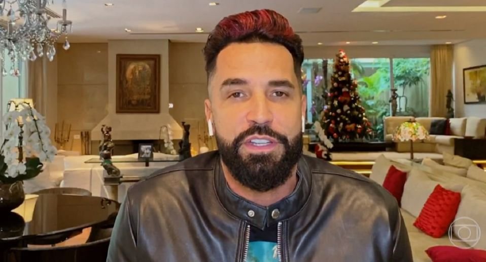 Latino relembra momento difícil em que foi expulso de show pelo público: “Saí chorando”
