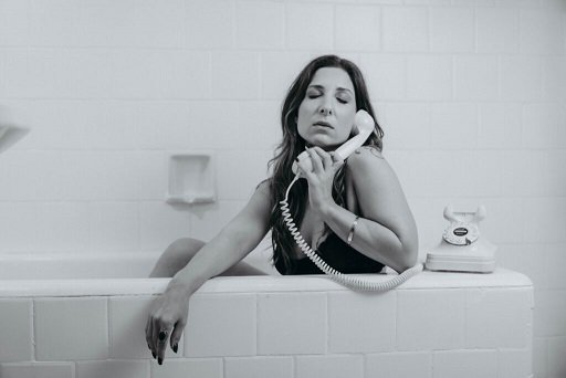 Descobertas Groover - Incorporando tons de R&B e neo soul Miri Brock lança “Nem Responde Mais”
