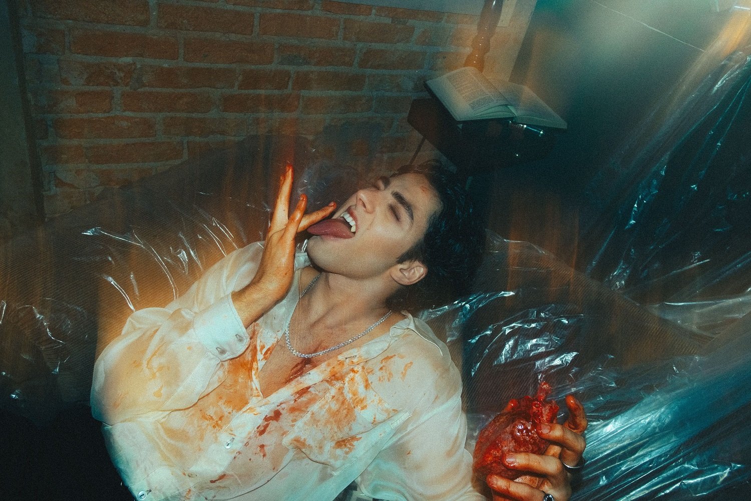 Lucas Pretti é um vampiro no clipe de "Tão Bem" - Foto: Caue-Tarnowski