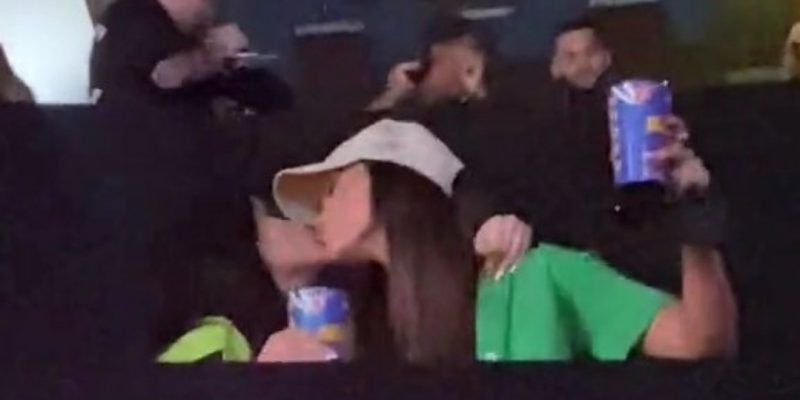 VÍDEO: Juliette e Sarah Andrade se beijam em festa e 'quebram a internet'