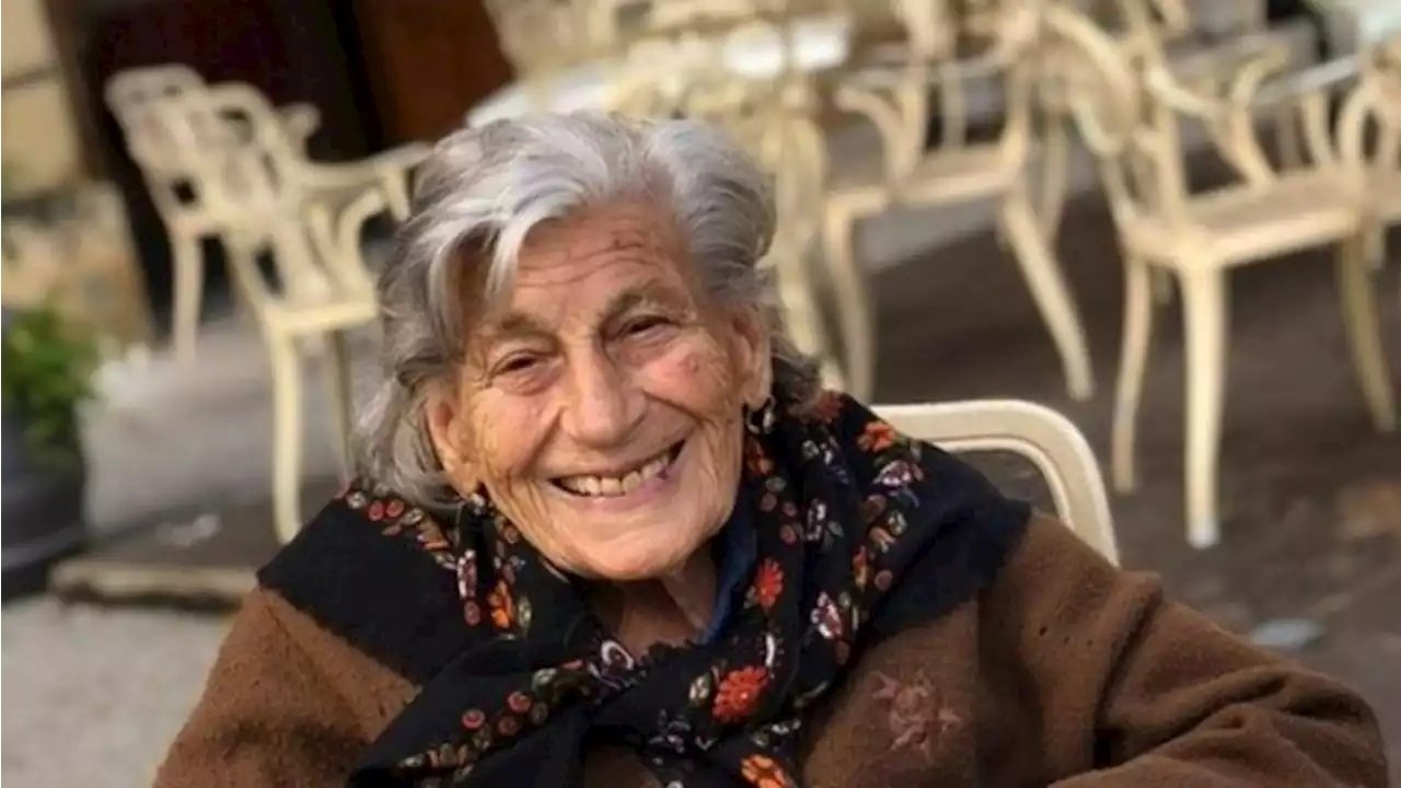 [#MorteVovóInfluencer | 'Nonna do Tik Tok', vovó influencer morre carbonizada após desmaiar em lareira; família se pronuncia #FofocaDoDia ] https://v.helo-app.com/al/bxhSwUMk _________________________________________________________ [#ChuuExpulsaLOONA | Chuu, integrante do LOONA, é expulsa do grupo acusada de abuso de poder #HeloMúsica #KPop ] https://v.helo-app.com/al/QxhSwUMk