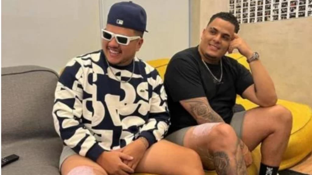 Apresentadores do ‘Podpah’ tatuam órgãos genitais para simbolizar amizade