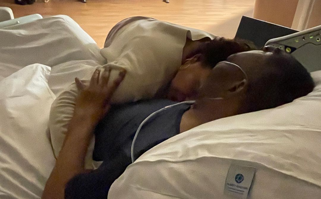 Filha posta foto com Pelé em cama de hospital: 'Mais uma noite'