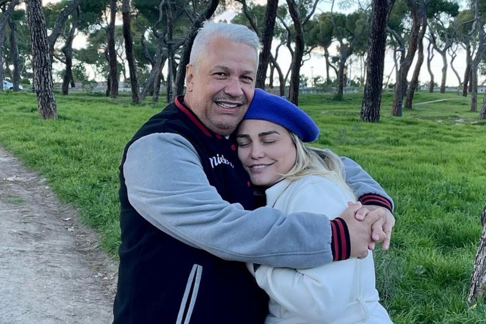 Sikêra Jr. recebe alta do hospital após duas semanas de internação: "Estamos em casa"