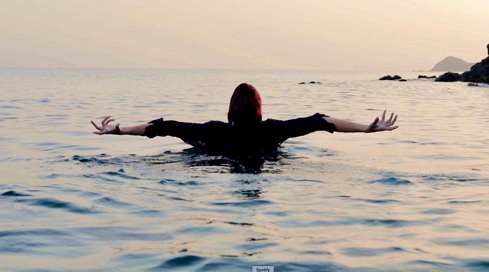 Descobertas Groover - Tiphanie Doucet lança ''Ocean Blue''