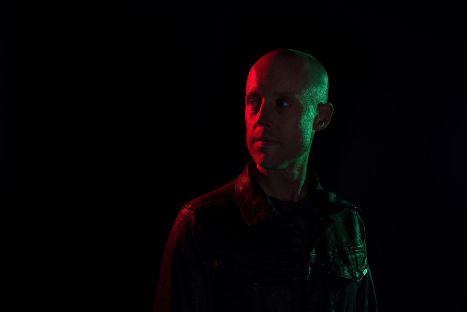 Descobertas Groover - Color Theory, artista de indie-pop eletrônico lança seu último single "The Serious One"