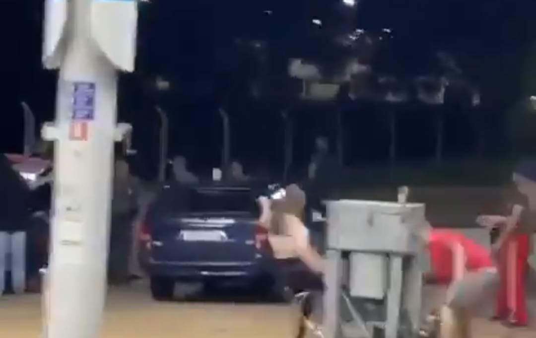 VÍDEO: Policiais são agredidos por populares no interior de São Paulo